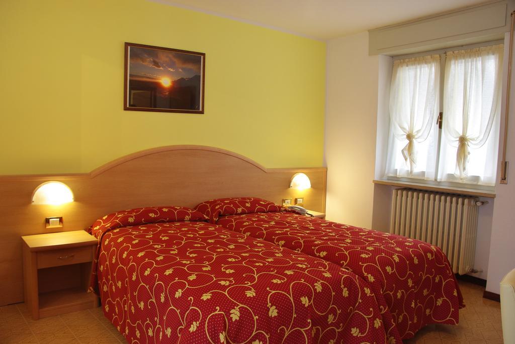 Hotel Residence Panoramica Бренцоне сул Гарда Стая снимка