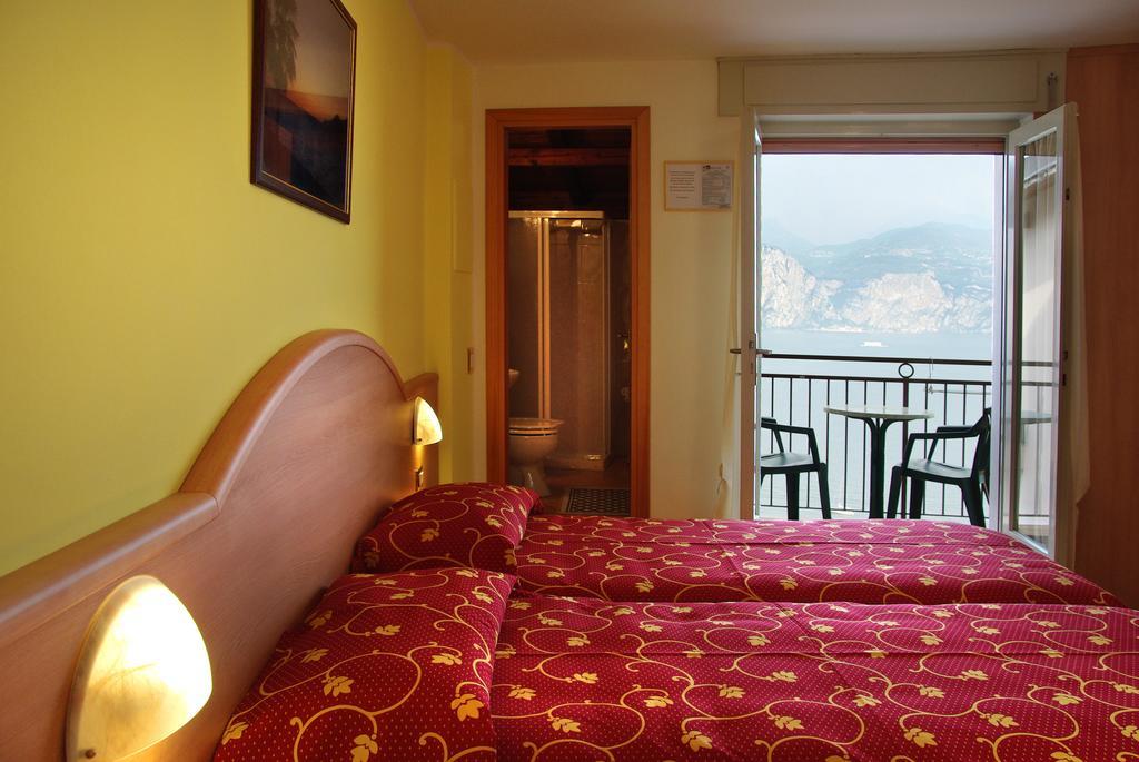 Hotel Residence Panoramica Бренцоне сул Гарда Стая снимка