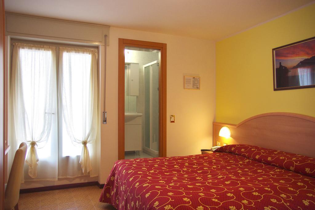 Hotel Residence Panoramica Бренцоне сул Гарда Стая снимка