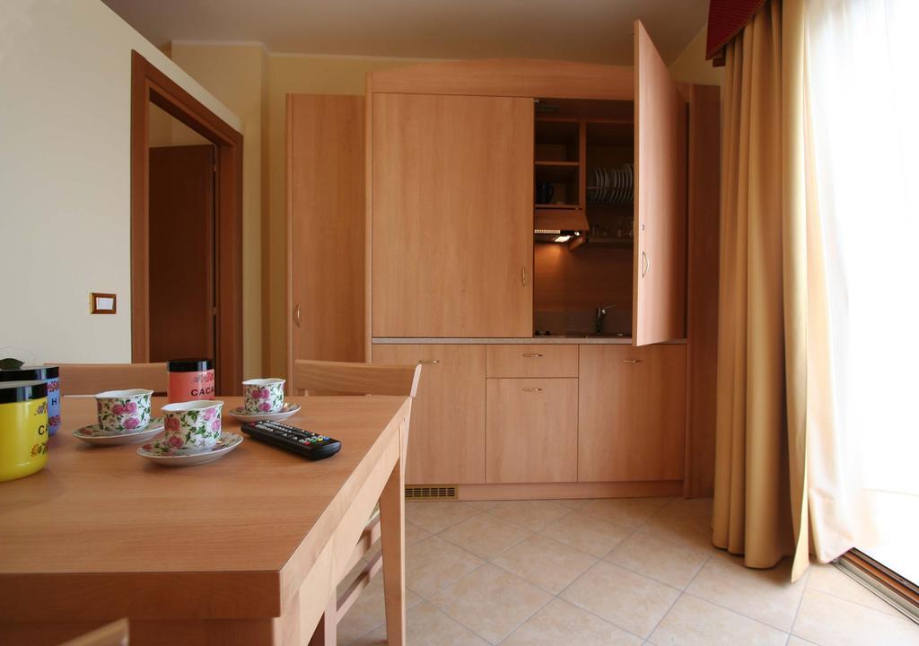 Hotel Residence Panoramica Бренцоне сул Гарда Стая снимка
